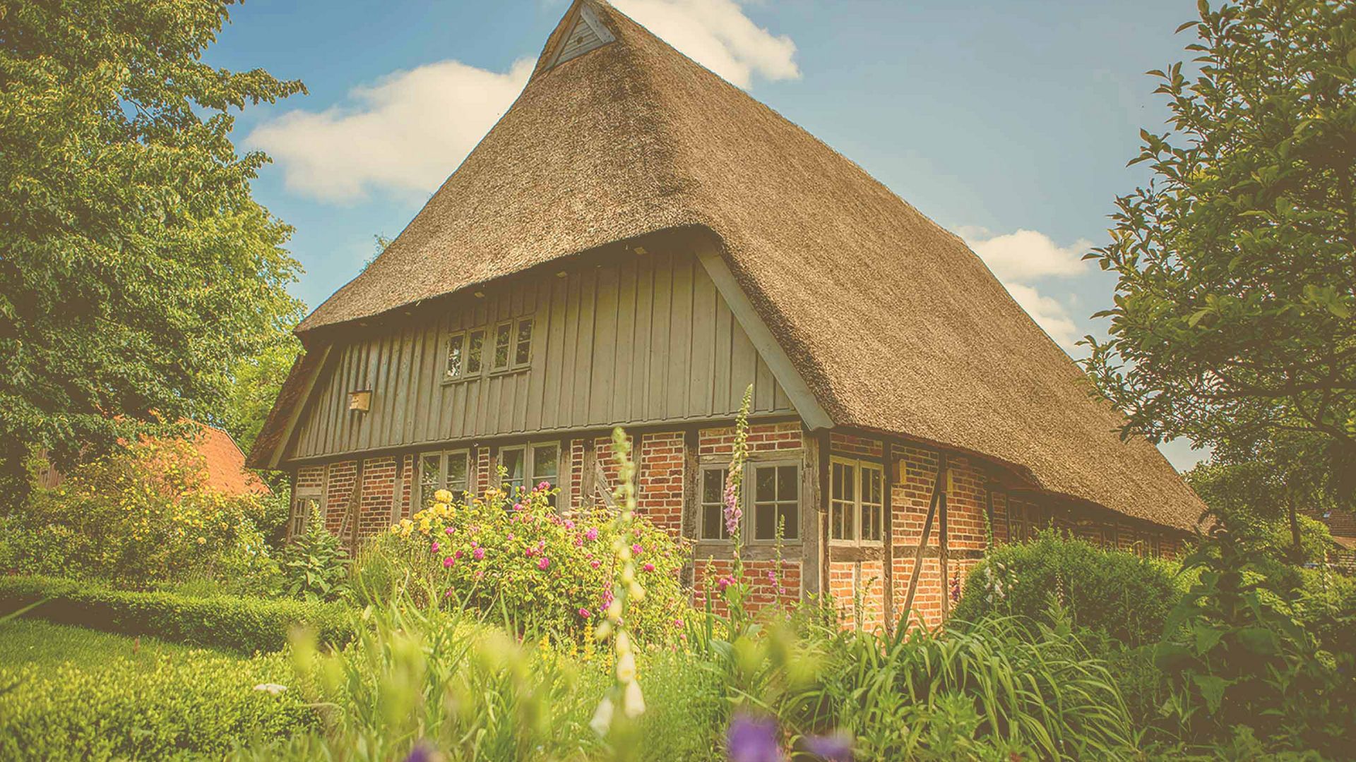 Dunkersche Kate Die Reetdach-Kate in Bosau lädt zu Ausstellungen und Kunsthandwerk