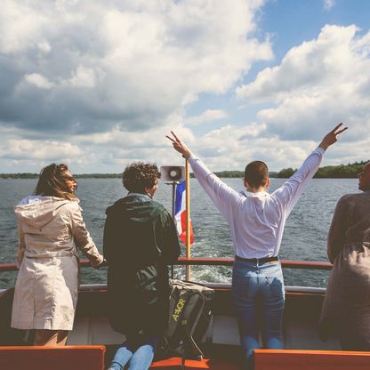 Eine Gruppe von Frauen unternehmen eine Seereise.