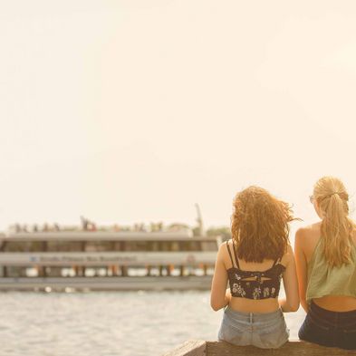Junge Frauen beobachten Plöner Motorschifffahrt