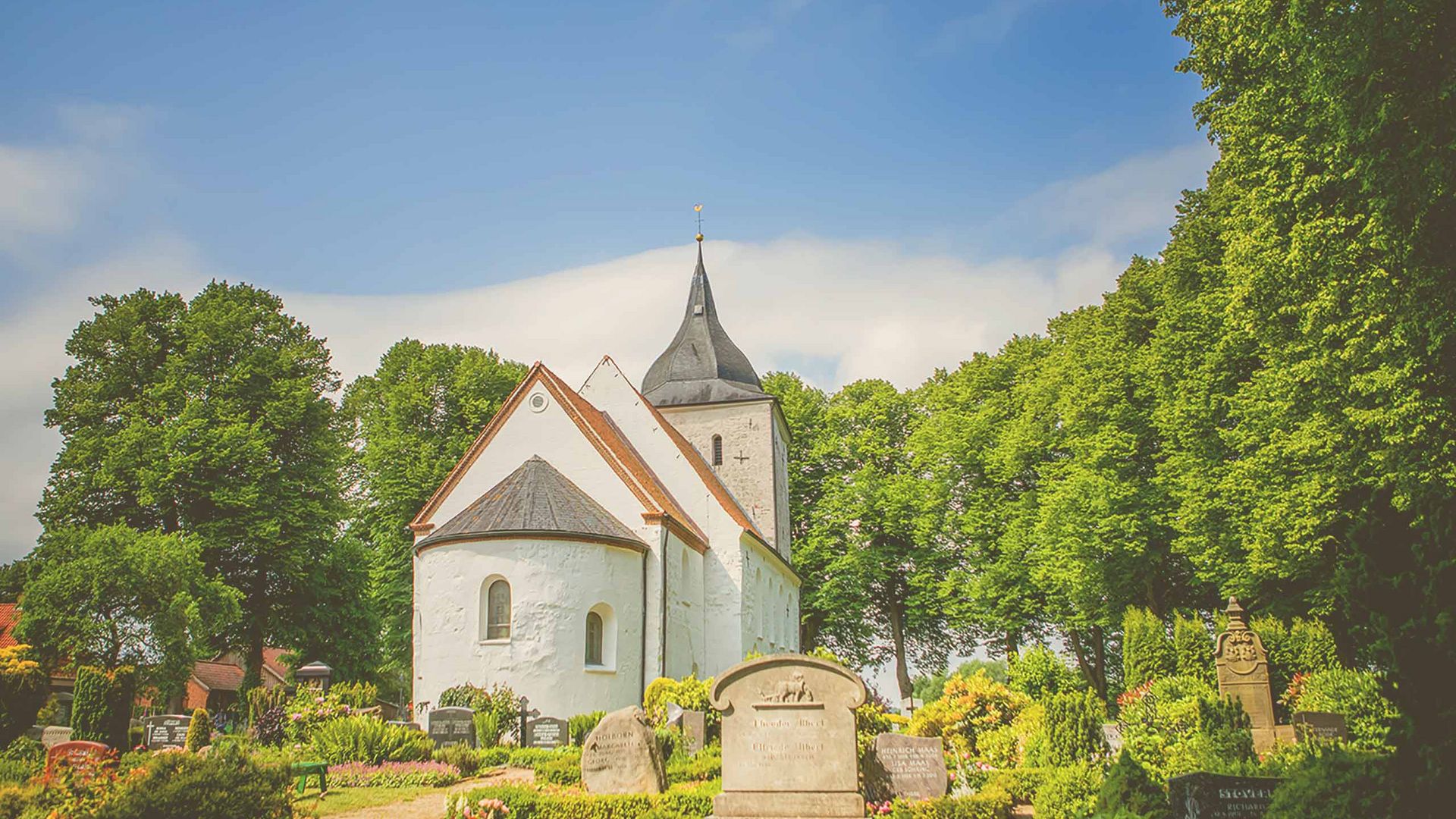 Bischofsdom St. Petri Die St. Petri Kirche in Bosau direkt am Plöner See
