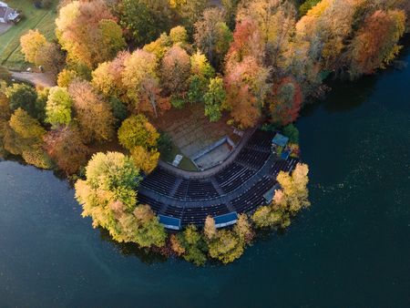 Herbstbäume und Schloss Eutin am See von oben fotografiert (Drohne)