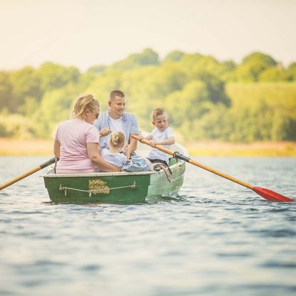 Eine Familie in einem Ruderboot.