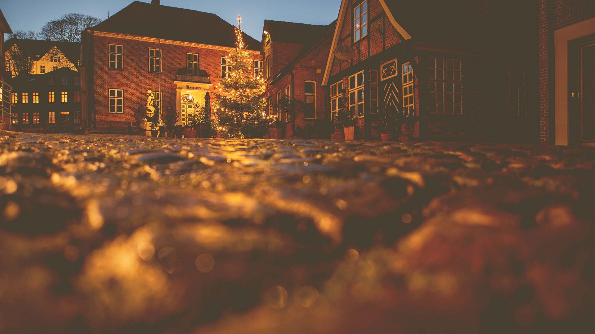 Das Plöner Rathaus am Fuße des Schlossbergs im Winter